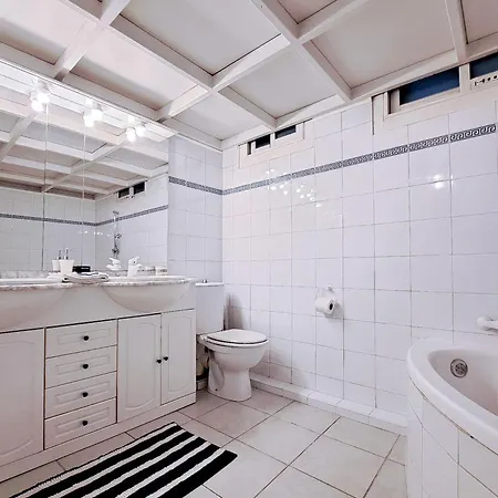 Near Palais! In With Ac & Terrace - Benakey Apartment