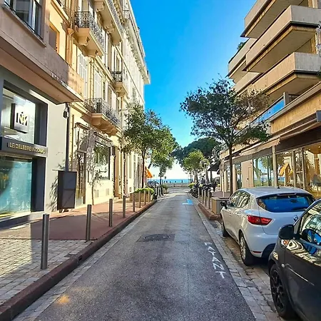 Near Palais! In With Ac & Terrace - Benakey Apartment *