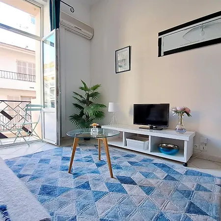 Near Palais! In With Ac & Terrace - Benakey